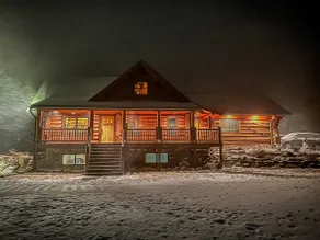 Northwoods Pine Haven - Log Cabin Lodge - Image 2
