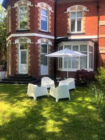 Green Corner Villa - Walls Hill - Cosy Luxury Apartment in Central Torquay with Free Parking & EV - Image 3