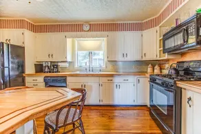 Amity Rose, 5 bed home, free WiFi, close to town - Image 5