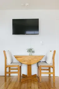 Cozy One Bedroom Farmhouse | 10 min to Everett - Image 4