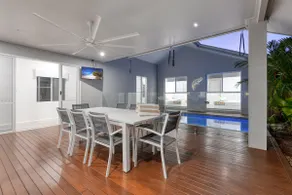 Luxury Retreat on Mudlo, 4 bedroom home with pool - Image 5