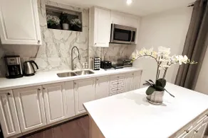 Snow-Free Garage Parking / Modern bright 2BR Suite - Image 4