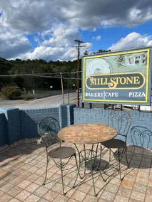 Quaint Cafe Loft with small town charm - Image 2