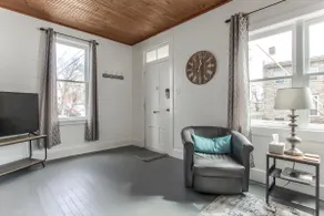 Modern 2-Bedroom Home with Courtyard - Image 2