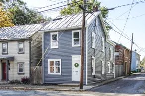 Modern 2-Bedroom Home with Courtyard - Image 3