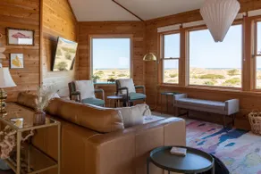 Artist's beach-front retreat with shipwreck views - Image 4