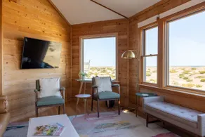 Artist's beach-front retreat with shipwreck views - Image 5