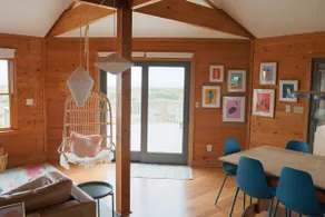 Artist's beach-front retreat with shipwreck views - Image 2