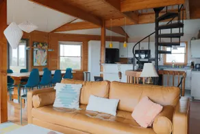 Artist's beach-front retreat with shipwreck views - Image 3