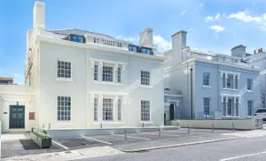 Charming Apartment BARBICAN/HOE PARKING,Courtyard! - Image 3