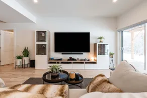 Luxurious and Spacious Getaway With Scenic View - Image 5