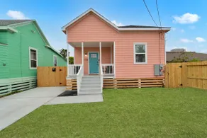 Modern 2BR Retreat, 5 Min to Beach, Fast Wi-Fi - Image 2