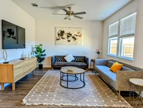 4 Bed East Austin| Pool| Spacious & cozy home - Image 2