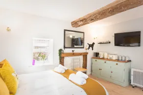 The Robin’s Nest .A smart and stylish guest suite - Image 4