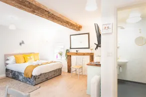 The Robin’s Nest .A smart and stylish guest suite - Image 2