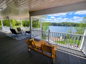 Spacious Three Story w/ Huge Decks on Clear Lake - Image 4