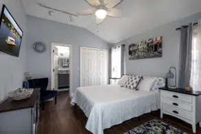 Spacious, modern and cozy, close to downtown. - Image 2