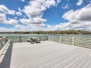 Spacious, lake front, family and dog friendly home - Image 3