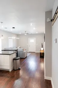 Downtown Location! 2-Bedroom Stay - Image 2