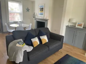 Bright 2-bedroom residential cottage - Image 2