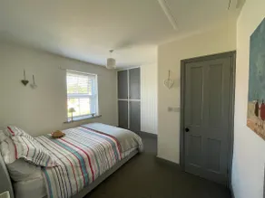 Bright 2-bedroom residential cottage - Image 5