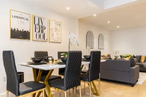Luxurious, Entire Central townhouse, sleeps 12 - Image 5