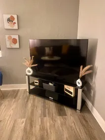 Stylish Freshly Renovated Duplex *Pet friendly* - Image 3