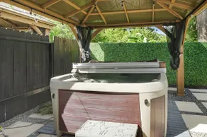 Hot Tub Villa 3BR 3.5 Ba MedCenter|DWNTWN| Midtown - Image 4