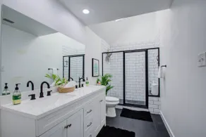 Galleria Townhouse | 2 King Bed Rooms & 2.5BA - Image 5