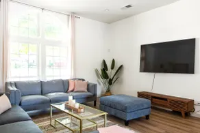 Water view 4BR 2B Home w/ Beautiful Pool & Garden - Image 2