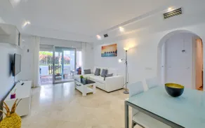 Cozy Beach Side Apartment With Pool - Image 4