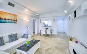Cozy Beach Side Apartment With Pool - Image 2