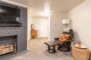 Spacious 1-bdrm walkable to Highlands & Tennyson - Image 4