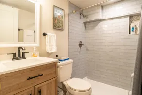 Spacious 1-bdrm walkable to Highlands & Tennyson - Image 3