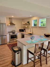 Adorable, private suite w/ parking + garden patio. - Image 3