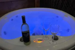 *Perfect Couples Getaway+Minutes to town+Hot-tub! - Image 3