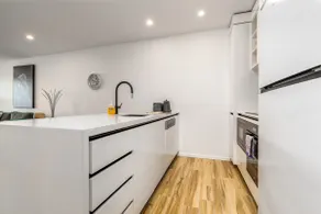 Lovely 2BR Apartment w free parking on premises - Image 3