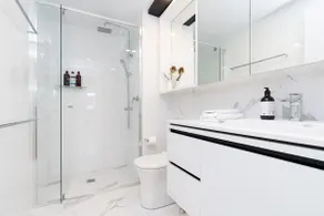 Lovely 2BR Apartment w free parking on premises - Image 5