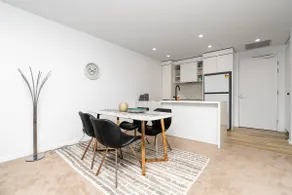 Lovely 2BR Apartment w free parking on premises - Image 2