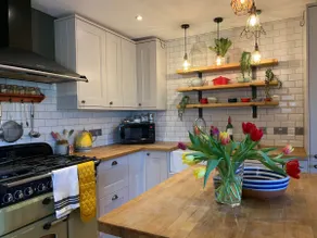 Cheerful, comfortable and centrally located home. - Image 2