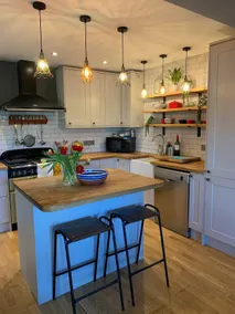 Cheerful, comfortable and centrally located home. - Image 5