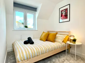 Beautiful NEW 3 bedroom house - garden & parking - Image 4