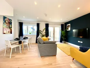 Beautiful NEW 3 bedroom house - garden & parking - Image 2