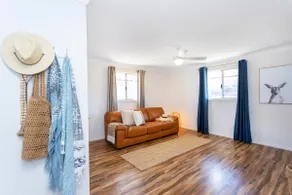 Chic coastal holiday home - Image 2