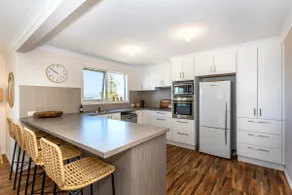 Chic coastal holiday home - Image 3