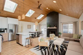 Cabana style vacation home, w/HOT TUB & easy stroll to beach, sleeps 16.  - Image 3