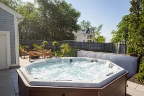 Cabana style vacation home, w/HOT TUB & easy stroll to beach, sleeps 16.  - Image 2