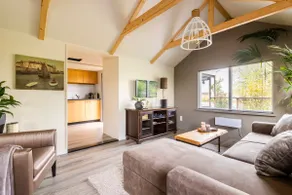 Romantic Outdoor Cottage on the Canal (2-4p.) - Image 4