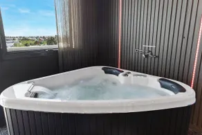 Luxurious 1 Bed Penthouse with Hot Tub - Image 2
