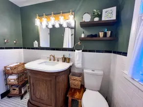 Charming 3BR Hilltop House, Newly Remodeled with Arcade - Image 4